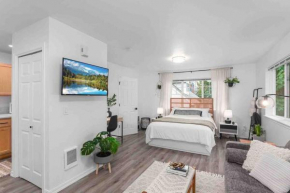 Private Newly Renovated Studio w private Parking!
